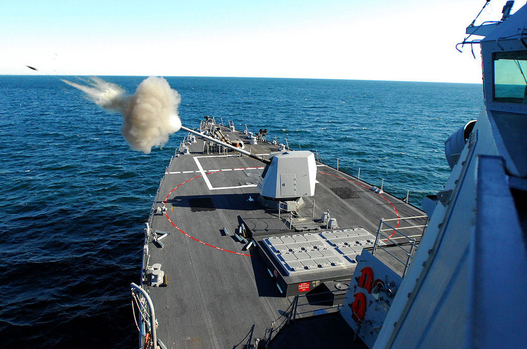 Raketový torpédoborec USS Forrest Sherman pálí ze palubního děla Mk 45. Kredit: US Navy.