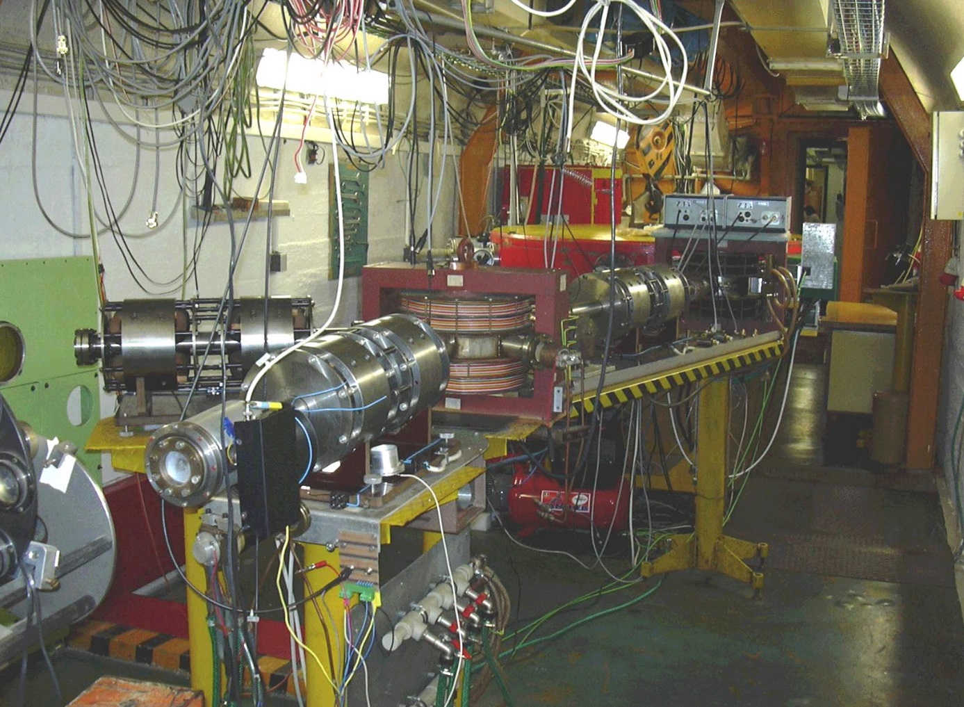 Svazek mikrotronu ÚJF AV ČR lze využít ke sterilizaci zdravotního materiálu (zdroj ÚJF).