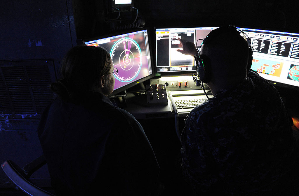 Řízení palby laseru LaWS na USS Ponce. Kredit: US Navy.