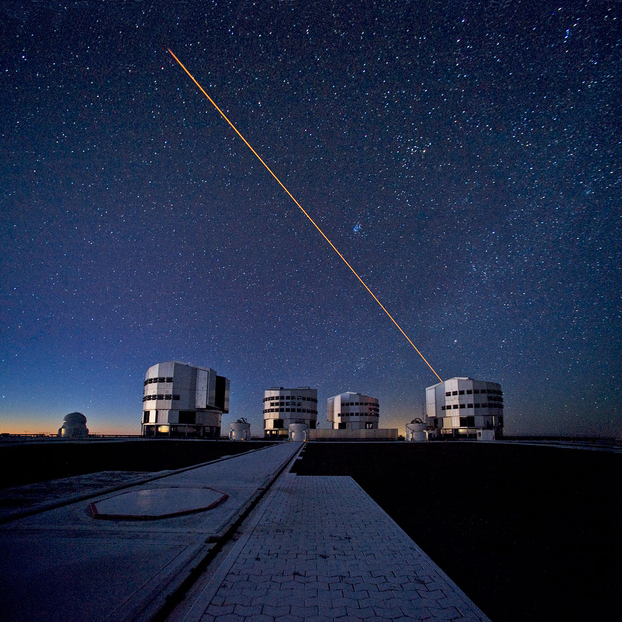 Systém dalekohledů VLT na observatoři Paralan v Čile, který byl využit k pozorování infračerveného záření z jasných hvězd v těsné blízkosti centra naší Galexie (zdroj ESO).