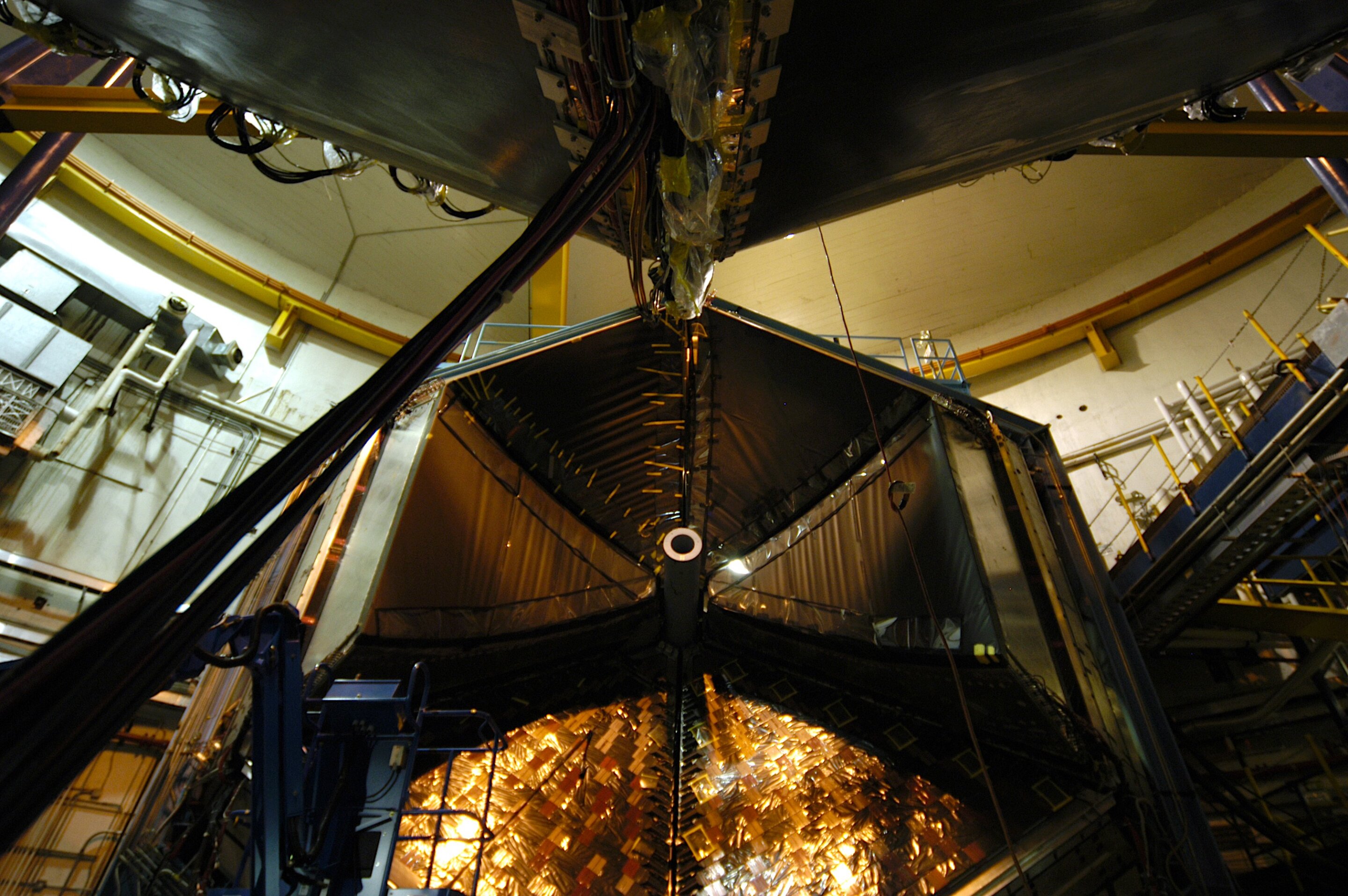 CLAS – CEBAF Large Acceptance Spectrometer je citlivý detektor elektricky nabitých části, který v Jeffersonově laboratoři slouží ke studiu atomových jader. Do spolupráce na tomto výzkumu je zapojeno přes 200 fyziků z celého světa. Kredit: DOE's Jeffe