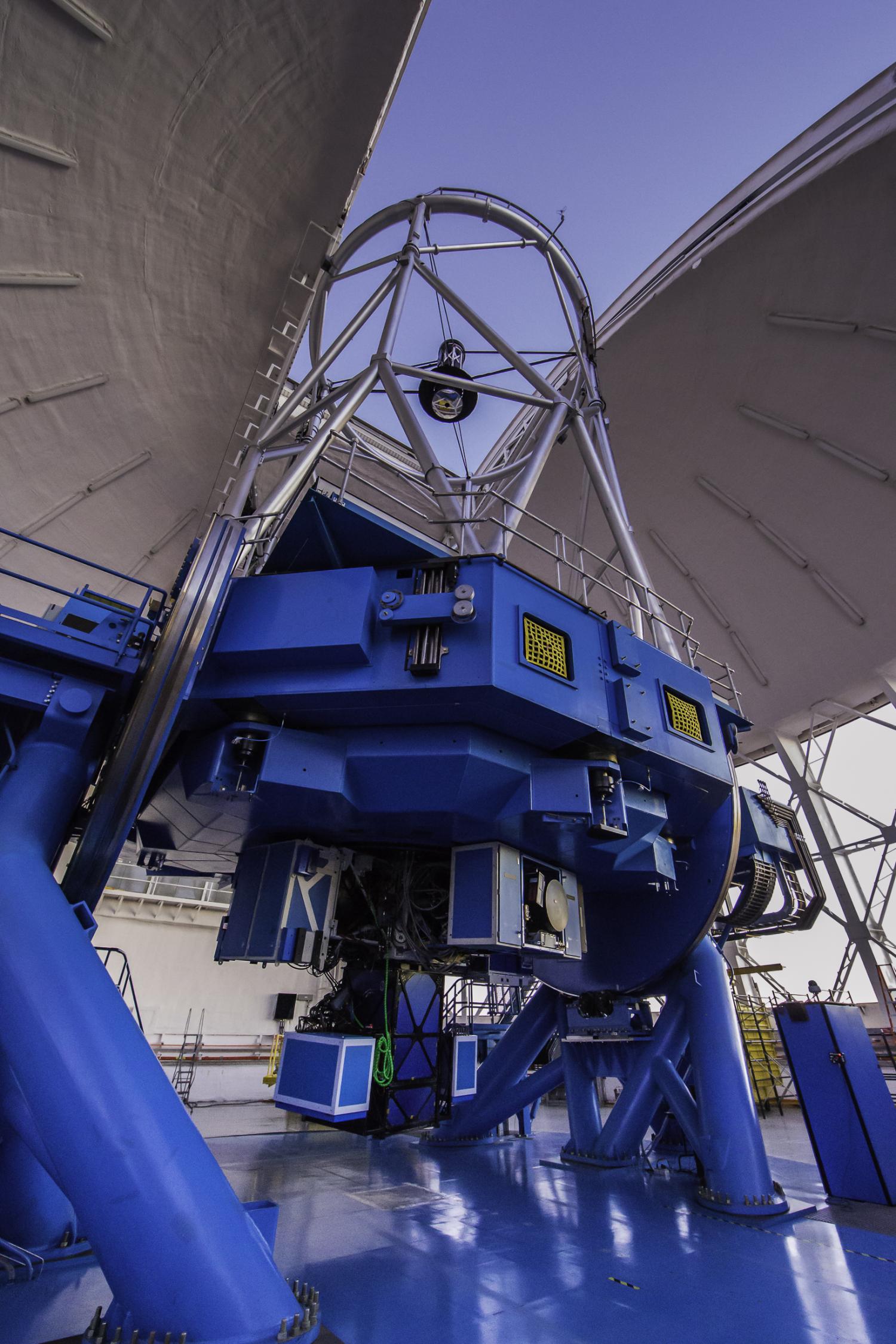 Gemini Planet Imager na observatoĹ™i Gemini South. GPI je zaĹ™Ă­zenĂ­ ve spodnĂ­ ÄŤĂˇsti teleskopu nad podlahou observatoĹ™e.  Kredit: Manuel Paredes/Gemini Observatory/AURA.