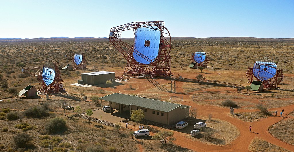 Gama teleskop H.E.S.S., poblíž Gamsbergu, Namibie. Kredit: Klepser, DESY, H.E.S.S. collaboration.