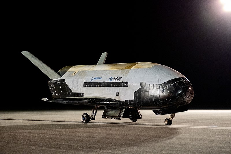 Boeing X-37B po zatím poslední misi OTV-6 v roce 2022. Kredit: U.S. Space Force/Staff Sgt. Adam Shanks, Wikimedia Commons.