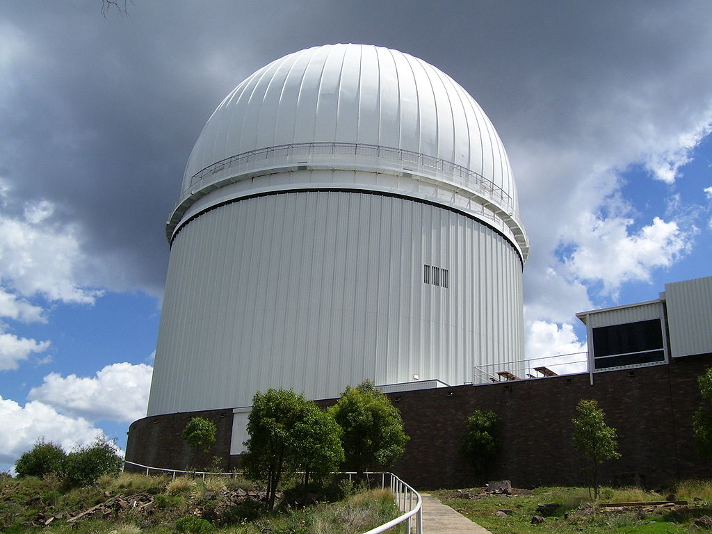 Australian Astronomical Observatory (AAO) s teleskopem AAT. Kredit: Diceman / Stephen West / Wikimedia Commons.