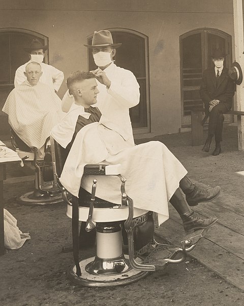 Kalifornští holiči během pandemie španělské chřipky. Kredit: U.S. National Archives and Records Administration.
