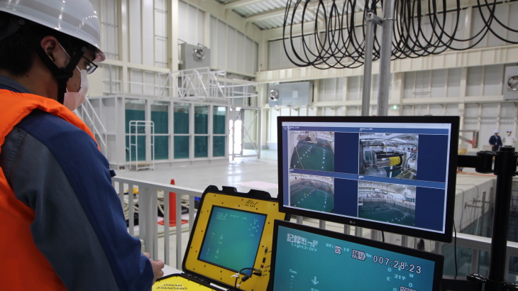 Zácvik operátorů miniponorky určené pro průzkum bazénu druhého bloku v laboratořích ve městě Minami-Soma (zdroj TEPCO).