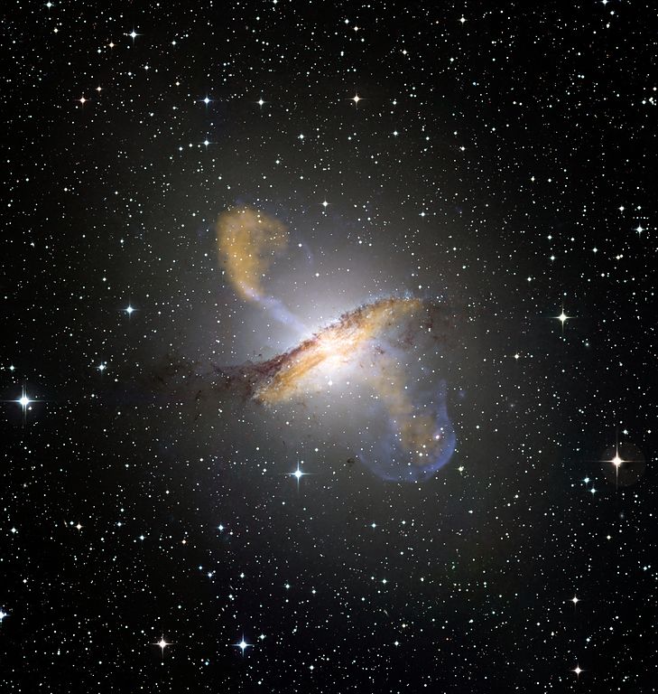 OkouzlujĂ­cĂ­ galaxie Centaurus A. Kredit: ESO / WFI (Optical); MPIfR / ESO / APEX / A.Weiss et al. (Submillimetre); NASA / CXC / CfA / R.Kraft et al. (X-ray).