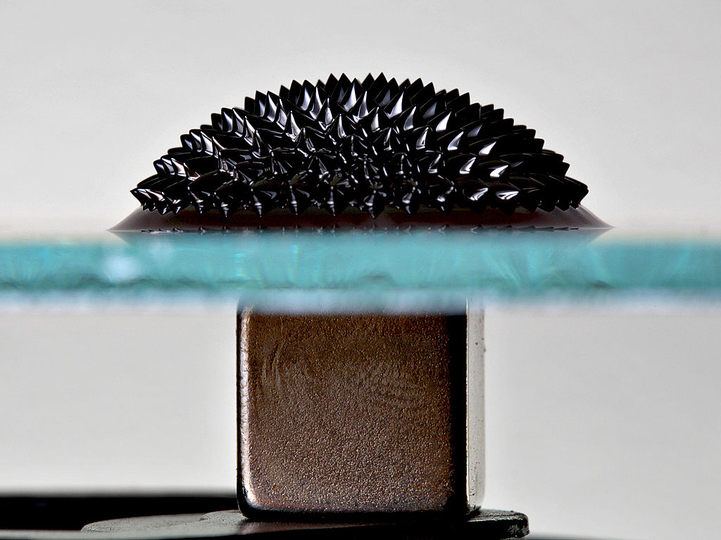 Ferrofluid na skle a magnetu. Kredit: Gregory F. Maxwell / Wikimedia Commons.