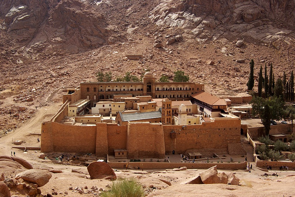 Řecký ortodoxní Klášter svaté Kateřiny na Sinajském poloostrově, v údolí na úpatí Mojžíšovy hory. Byl v 6. století postaven kolem 