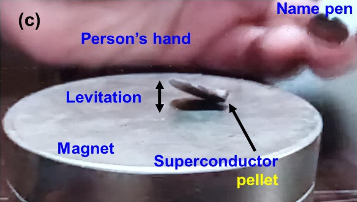 Plátek olovnatého apatitu LK-99 částečně levitující nad magnetem při pokojové teplotě. Projev supravodivosti nebo diamagnetických vlastností? Kredit: Sukbae Lee et al: Superconductor Pb10-xCux(PO4)6O showing levitation at room temperature and atmosph