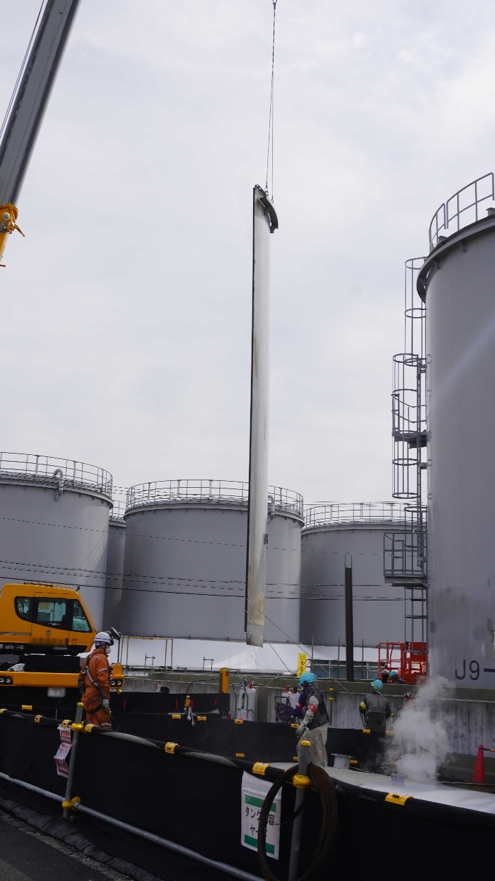 Práce na rozebírání nádrží v areálu J9 (zdroj TEPCO).