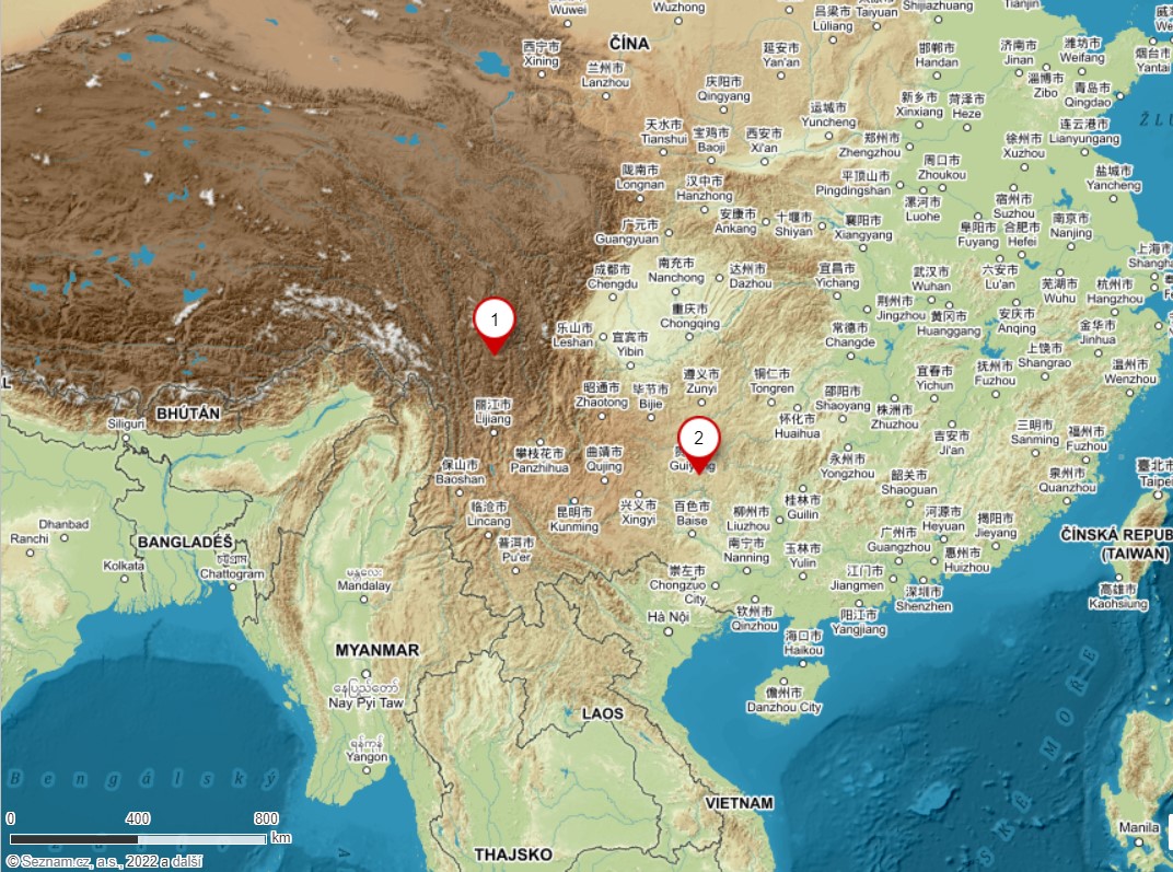 Bod 1 - přibližná lokalizace dokončovaného slunečního radioteleskopu v okrese Daocheng v tibetské autonomní prefektuře Kardze v jihozápadní čínské provincii S'-čchuan, 2 – lokalizace teleskopu FAST v přírodní depresi Dawo Tai v provincií Kuej-čou Kre