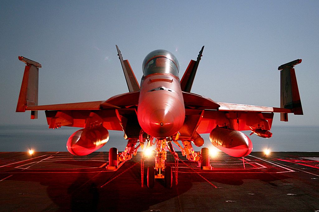 Super Hornet na palubě letadlové lodi. Kredit: US Navy.