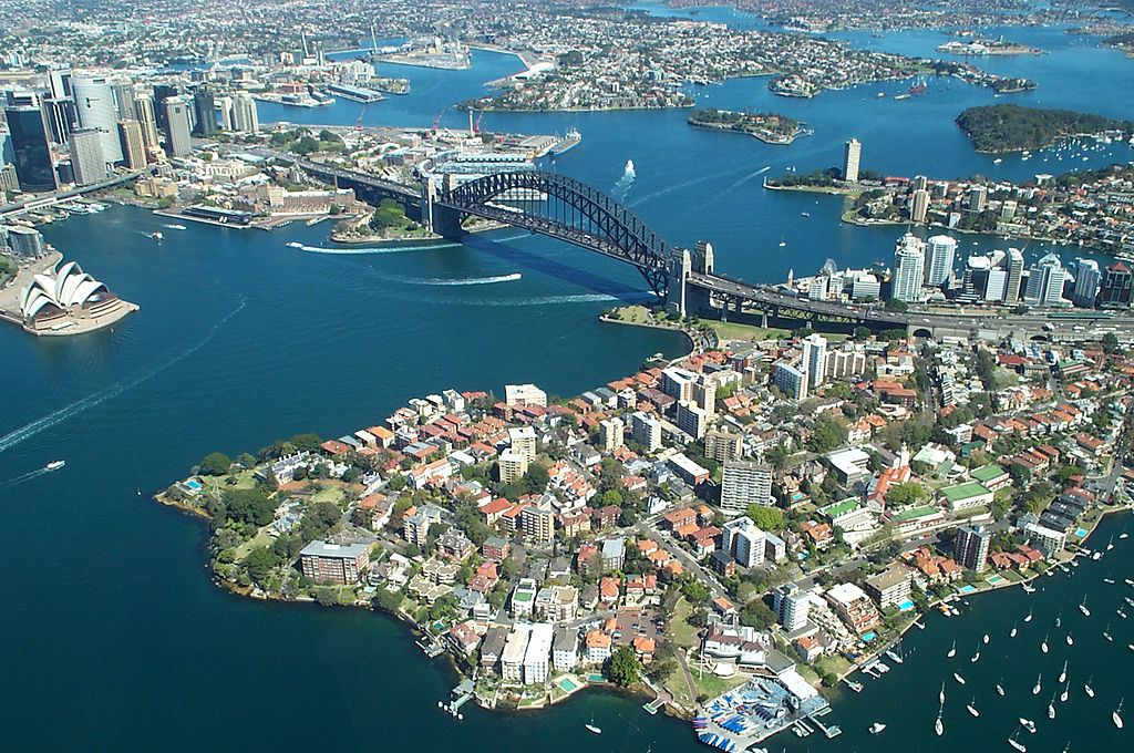 Port Jackson, přístav v Sydney, z ptačí perspektivy. Rodney Haywood / Wikimedia Commons.