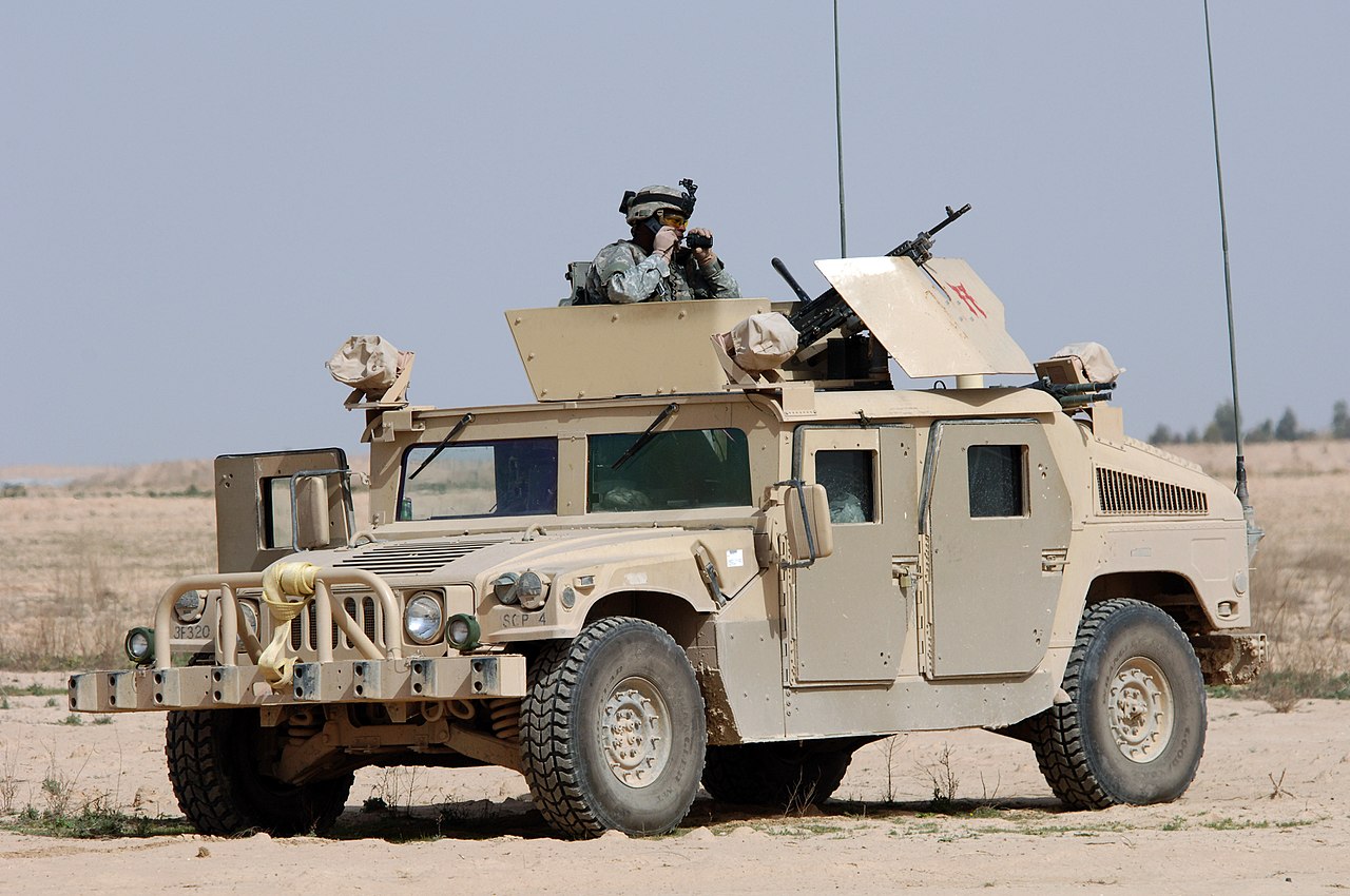 Humvee v Iráku (2006). Kredit: U. S. Navy.