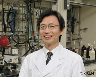 Hlavní autor studie, prof.?Zhaomin Hou, vedoucí Výzkumné skupiny pro pokročilou katalýzu v Centru pro vědy o udržitelných zdrojích RIKEN Kredit: Advanced Catalysis Research Group, RIKEN