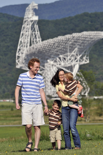 Maura McLaughlin se svojĂ­ radioastronomickou rodinkou. Kredit: WVU.