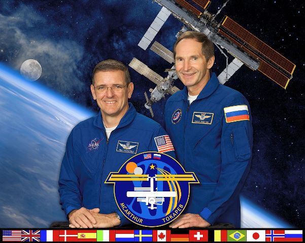 William McArthur a Valerij Tokarev, kteĹ™Ă­ byli posĂˇdkou 12. Expedice na ISS, se vrĂˇtili s poĹˇkozenĂ˝m sluchem. V roce 2006 byla na ISS namÄ›Ĺ™ena hladina zvuku dosahujĂ­cĂ­ 78 dB v modulu ZvÄ›zda, kterĂ˝ byl tehdy hlavnĂ­m pracovnĂ­m prostorem, 