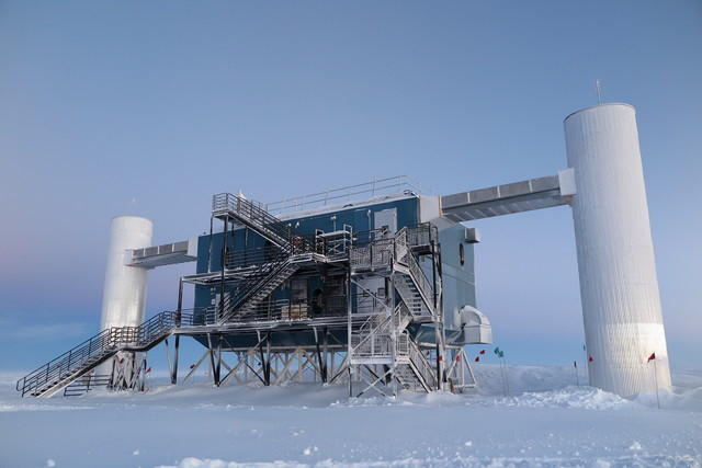 IceCube Neutrino Observatory (2015). Kredit: Erik Beiser, IceCube / NSF.