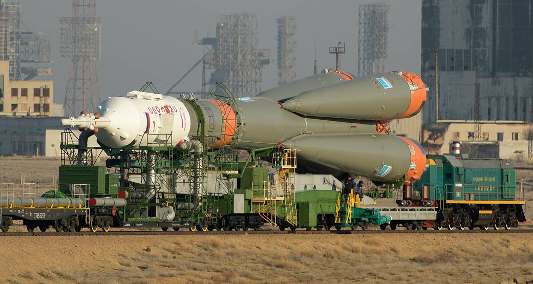 Nosná raketa Sojuz na kozmodrome Baikonur Cosmodrome sa priváža na štartovaciu rampu.