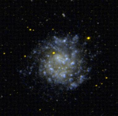 VyloĹľenÄ› roztomilĂˇ trpasliÄŤĂ­ spirĂˇlnĂ­ galaxie NGC 5474. Kredit: GALEX / NASA.