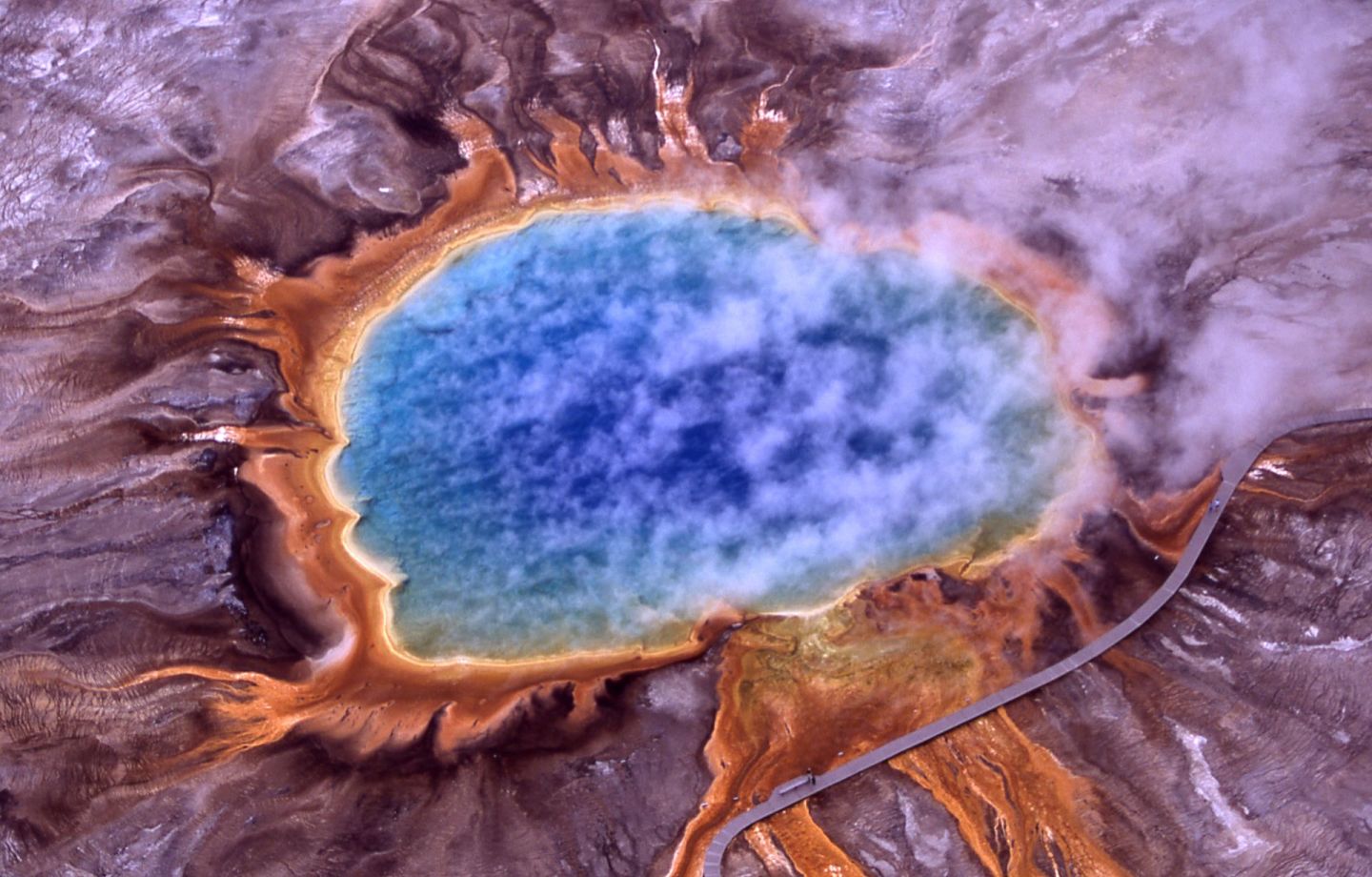 Yellowstone, typický biotop extremofilů. Kredit: Jim Peaco, National Park Service.