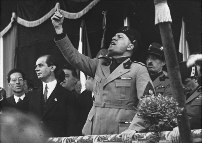 Benito Mussolini pĹ™i svĂ© typickĂ©m projevu, vÂ roce 1930. Kredit: German Federal Archives.