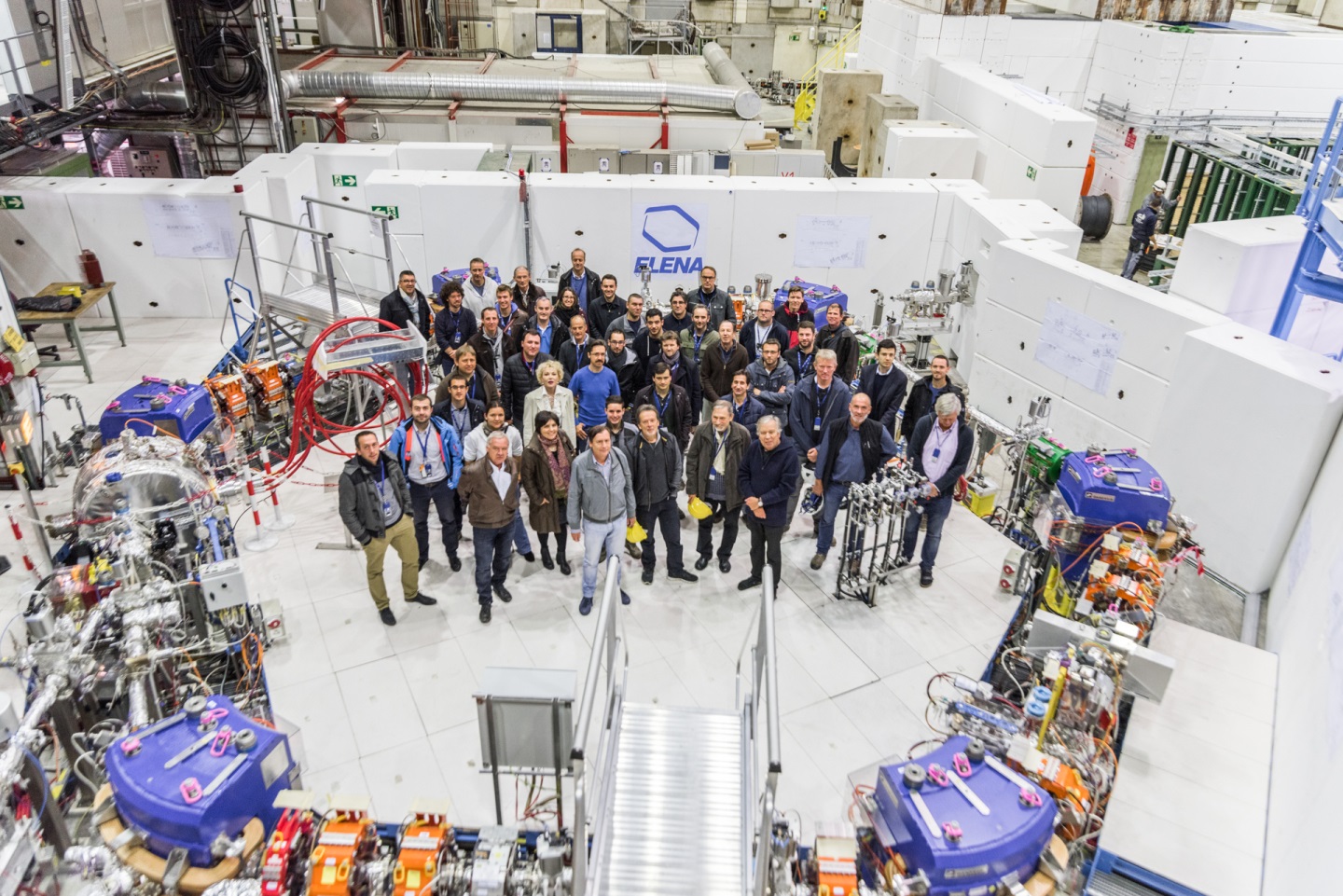 Tým projektu ELENE u svého zařízení, které dramaticky zvýšilo počet zachycených antiprotonů a snížilo jejich energii (zdroj CERN).