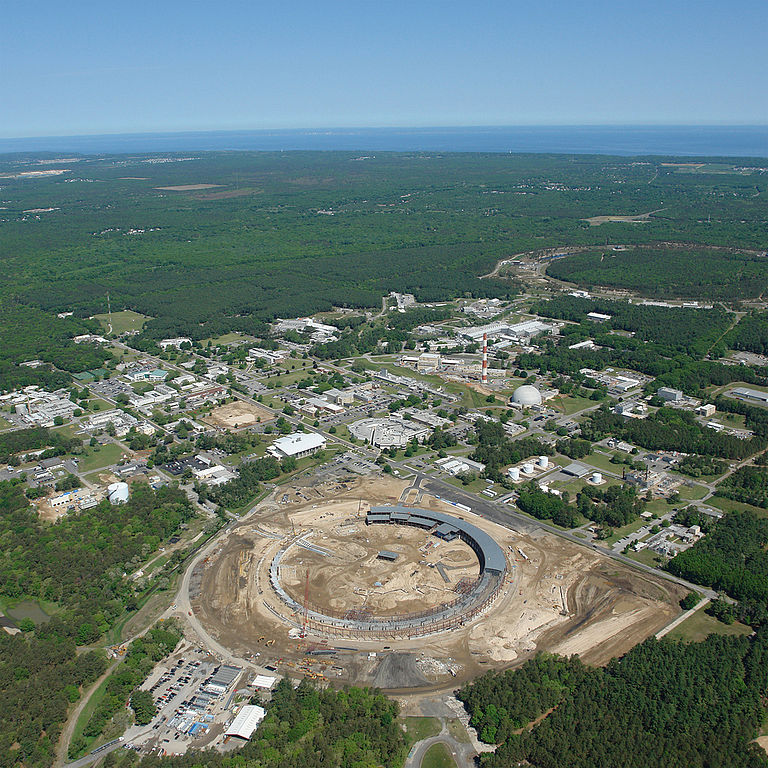 BrookhavenskĂˇ nĂˇrodnĂ­ laboratoĹ™ (2010). Kredit: BNL.