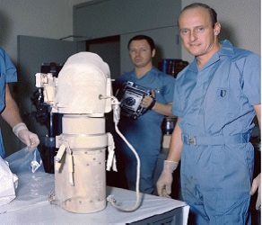 Astronaut Pete Conrad a fotograf s kamerou sondy Surveyor 3 (zdroj NASA JSC photo S-69-62290).