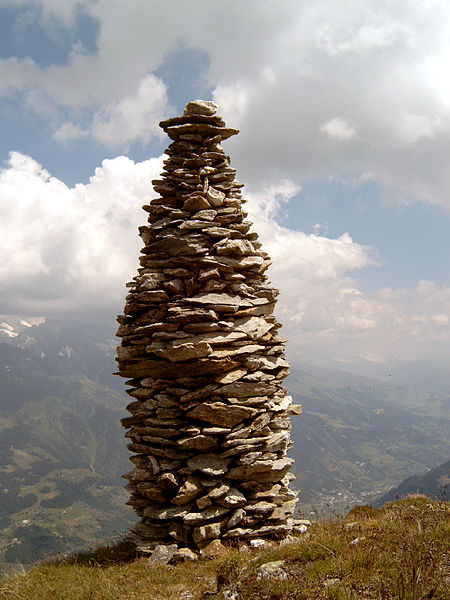 LidĂ© takĂ© rĂˇdi hromady kamenĂ­. Kredit: Gerrit / Wikimedia Commons.