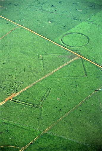 Jako z učebnice geometrie pro základní školy. Proč tohle stavěli? Kredit: Sanna Saunaluoma / Wikimedia Commons.