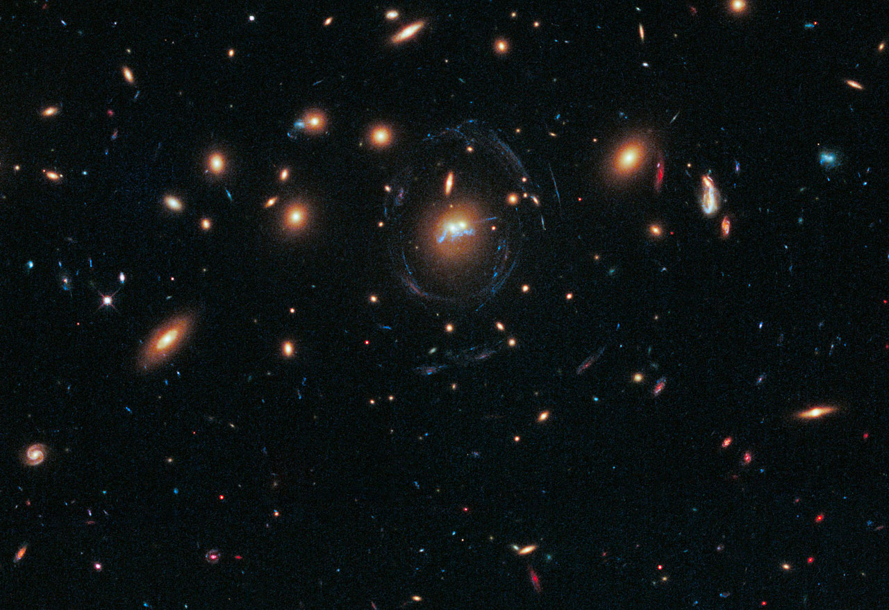 LoĹ?skĂ˝ HubbleĹŻv Ăşlovek: fĂşze dvou obĹ™Ă­ch eliptickĂ˝ch galaxiĂ­ v kupÄ› SDSS J1531+3414. Kredit: NASA, ESA/Hubble and Grant Tremblay (European Southern Observatory).