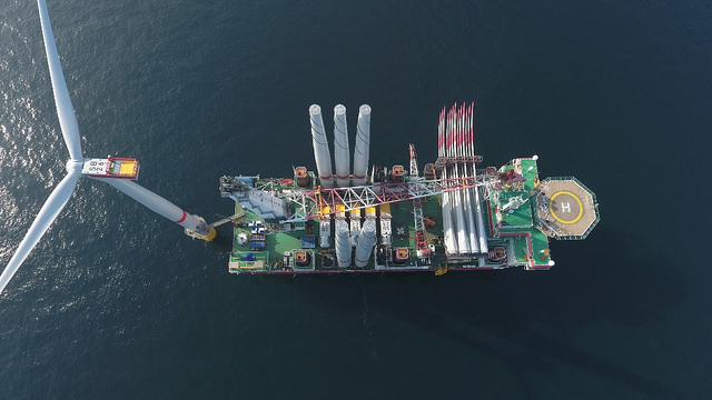 Instalace turbíny mořské farmy Sand Bank (zdroj Vattenfall).