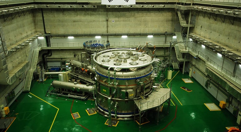 Jihokorejský tokamak KSTAR (zdroj KIFE).