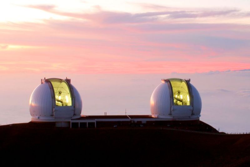 Keckovy teleskopy. Mauna Kea, HavajskĂ© ostrovy. Kredit: SiOwl / Wikimedia Commons.