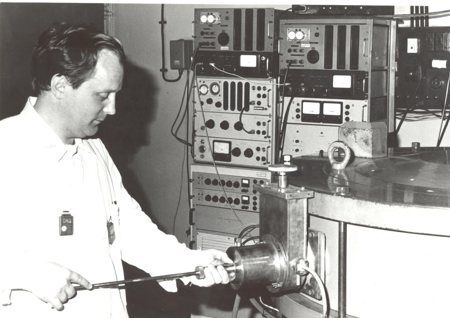 Kolega Antonín Špalek u magnetického spektrometru elektronů (zdroj ÚJF AV ČR).