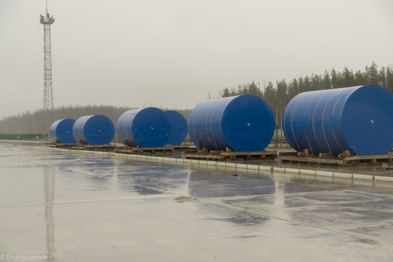 Kontejnery HI-STORM připravené v místě budoucího úložiště (zdroj Energoatom).