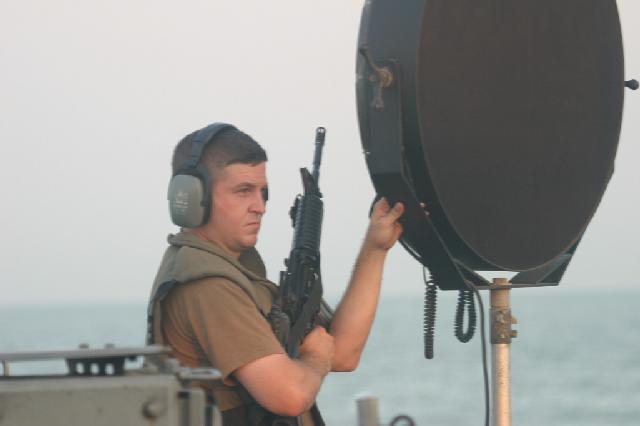 Sonická zbraň LRAD na palubě americké hlídkové lodi třídy Cyclone USS Typhoon. Kredit: U. S. Navy.
