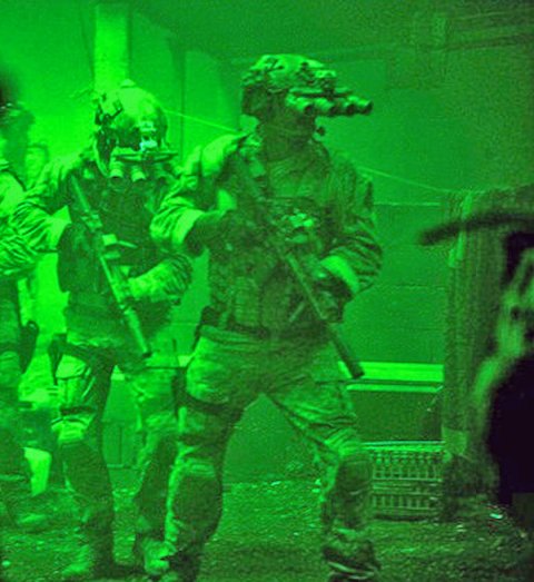 Navy SEALs při lovu na bin Ládina. Tyhle noktovizory si na rande raději neberte. Kredit: Columbia Pictures.