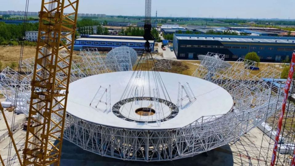 Nově vybudovaná velká anténa o průměru 70 m určená právě i pro spojení se sondou Tchen-wen-1 (zdroj Čínská akademie věd).