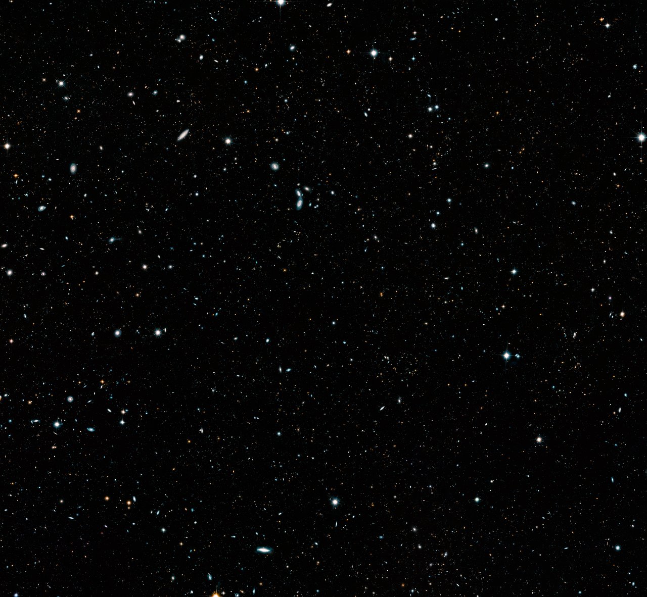 Obrázek s polem s nejvzdálenějšími galaxiemi získaný pomocí Hubblova teleskopu. Galaxie na snímku vznikly 500 milionů let po začátku rozpínání našeho vesmíru. Právě výzkum takových galaxií pomůže rozhodnout mezi kosmologickými modely (zdroj NASA).
