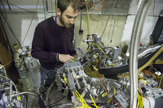 Penningova past experimentu ATRAP a postdoktorand Stephan Ettenauer (zdroj CERN).