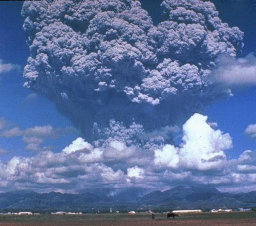 Exploze sopky Pinatubo, 1991. Kredit: D. Harlow, Wikimedia Commons.