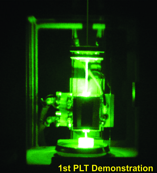 PrvnĂ­ test laserovĂ©ho fotonickĂ©ho pohonu vÂ laboratoĹ™i. Kredit: Photon999 / Wikimedia Commons