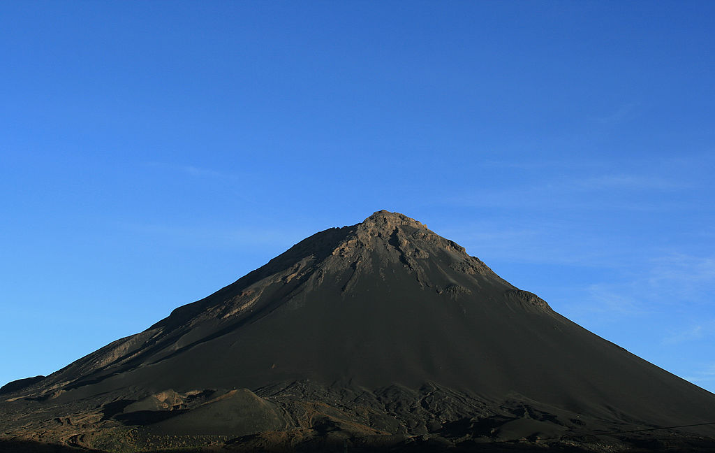 Hrozba Pico de Fogo visĂ­ ve vzduchu. Kredit: David Trainer / Wikimedia Commons.