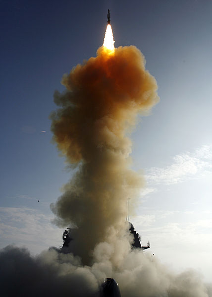 Americký protisatelitní test z roku 2008. Raketa SM-3, odpálená z raketového křižníku USS Lake Erie, sestřelila satelit USA-193. Kredit: US Navy.