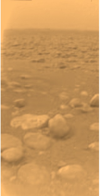 Snímek z povrchu Titanu pořízený přistávacím modulem Huygens (zdroj ESA).