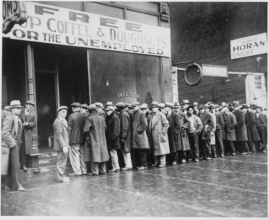 Nic dobrého. Nezaměstnaní před Al Caponeho vývařovnou polévky v Chicagu. Kredit: U.S. National Archives & Records Administration.